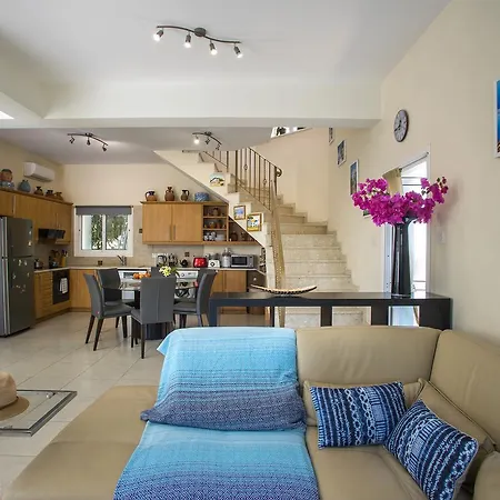 Elias Villa *