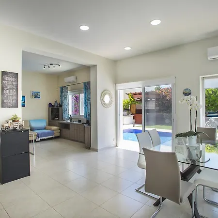 Elias Villa *