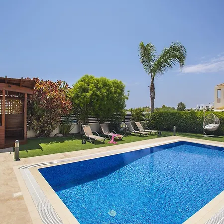 Elias Villa *