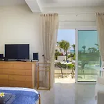 Elias Villa *