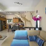 Elias Villa *