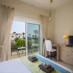 Elias Villa *