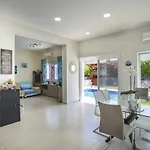 Elias Villa *